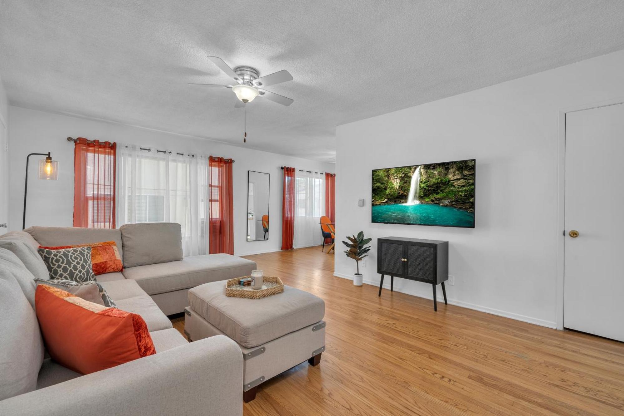 Prime Location 2 Bedroom And 2 Bathroom Retreat In Beverly Hills With Free Parking Apartment