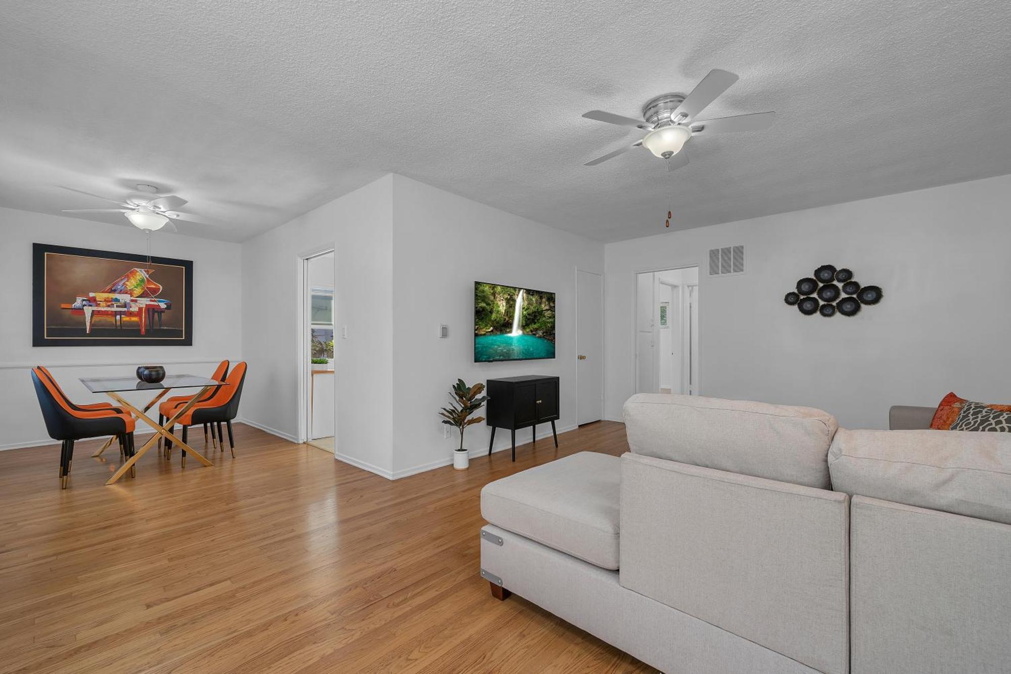Prime Location 2 Bedroom And 2 Bathroom Retreat In Beverly Hills With Free Parking Los Angeles