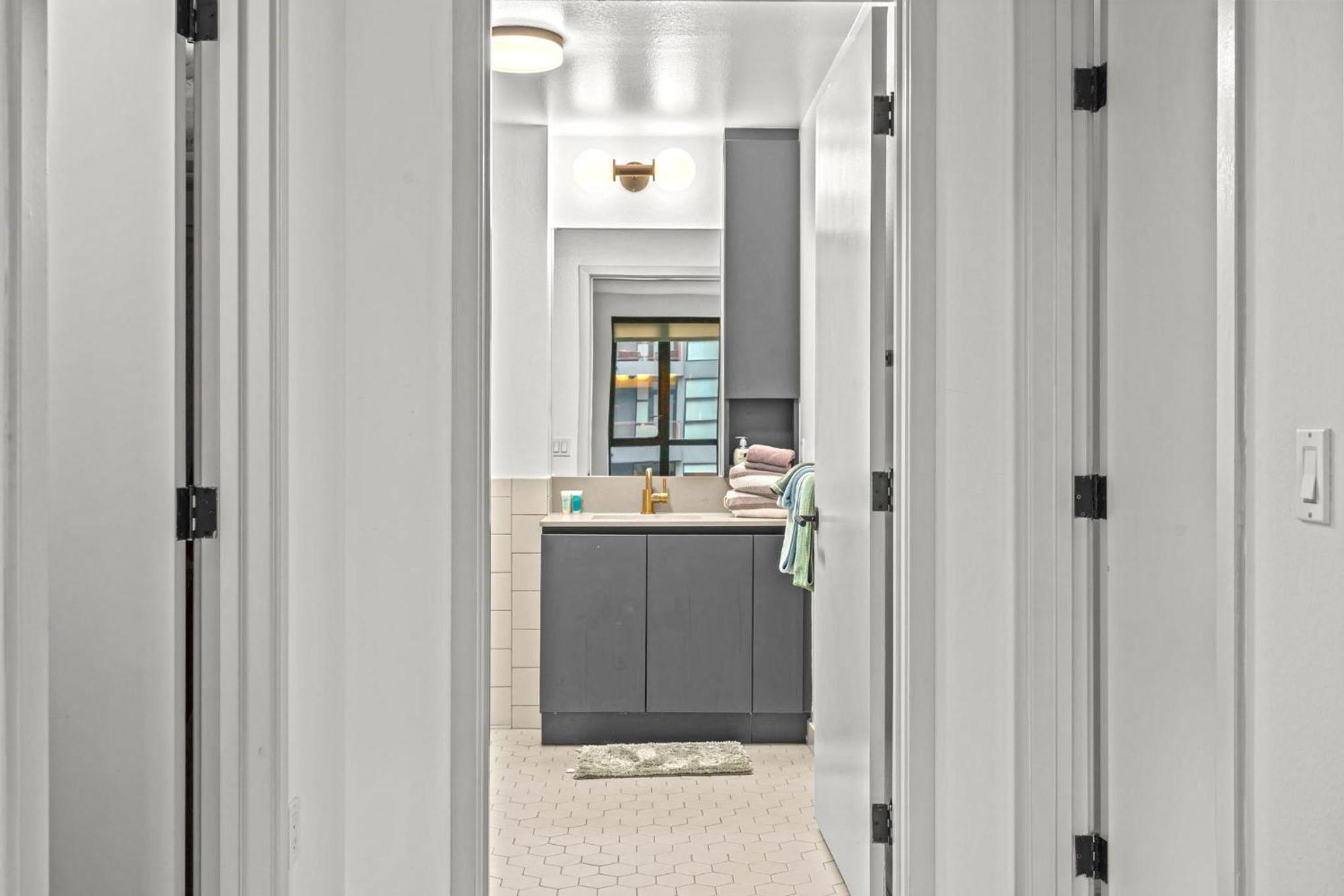 Apartment Hollywood Walk Of Fame On Site Free Parking Pool Sauna Gym Included *