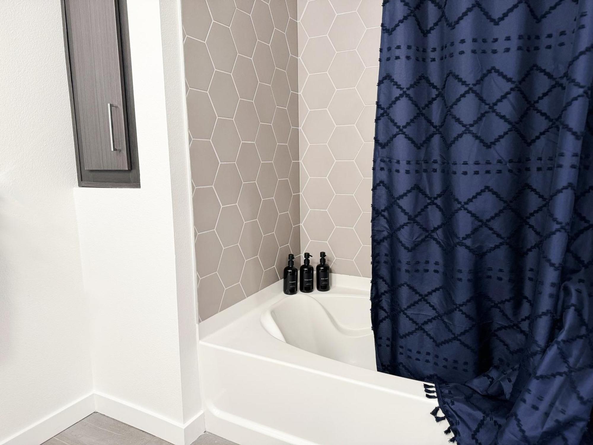 Apartment Modern London Style In Hollywood -free Parking *