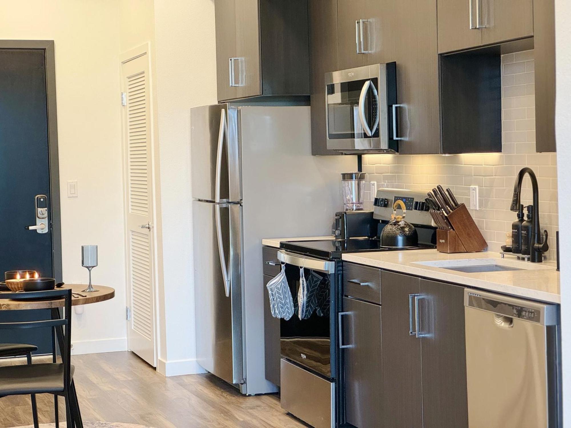 Apartment Modern London Style In Hollywood -free Parking