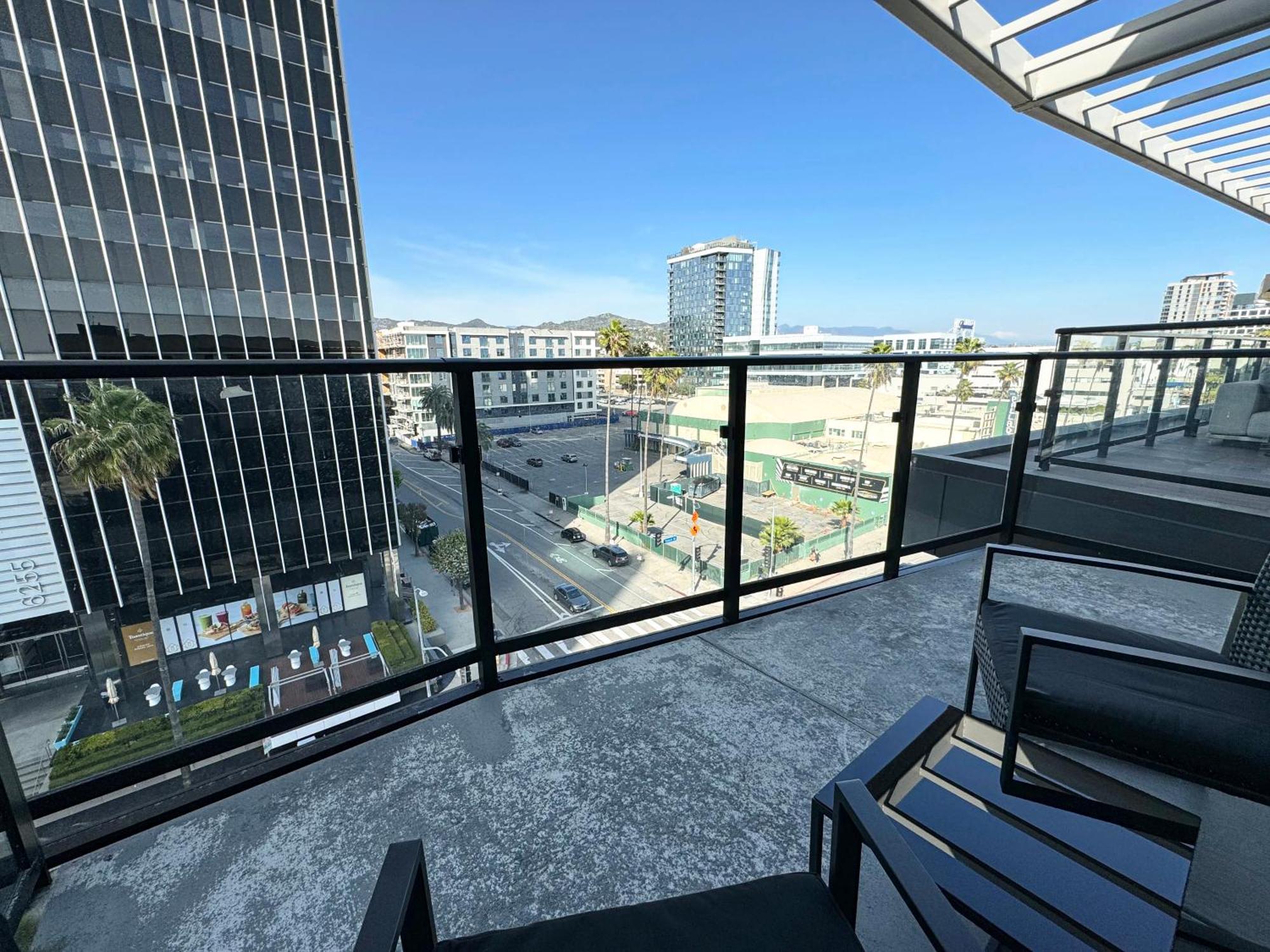 Modern London Style In Hollywood -free Parking Los Angeles