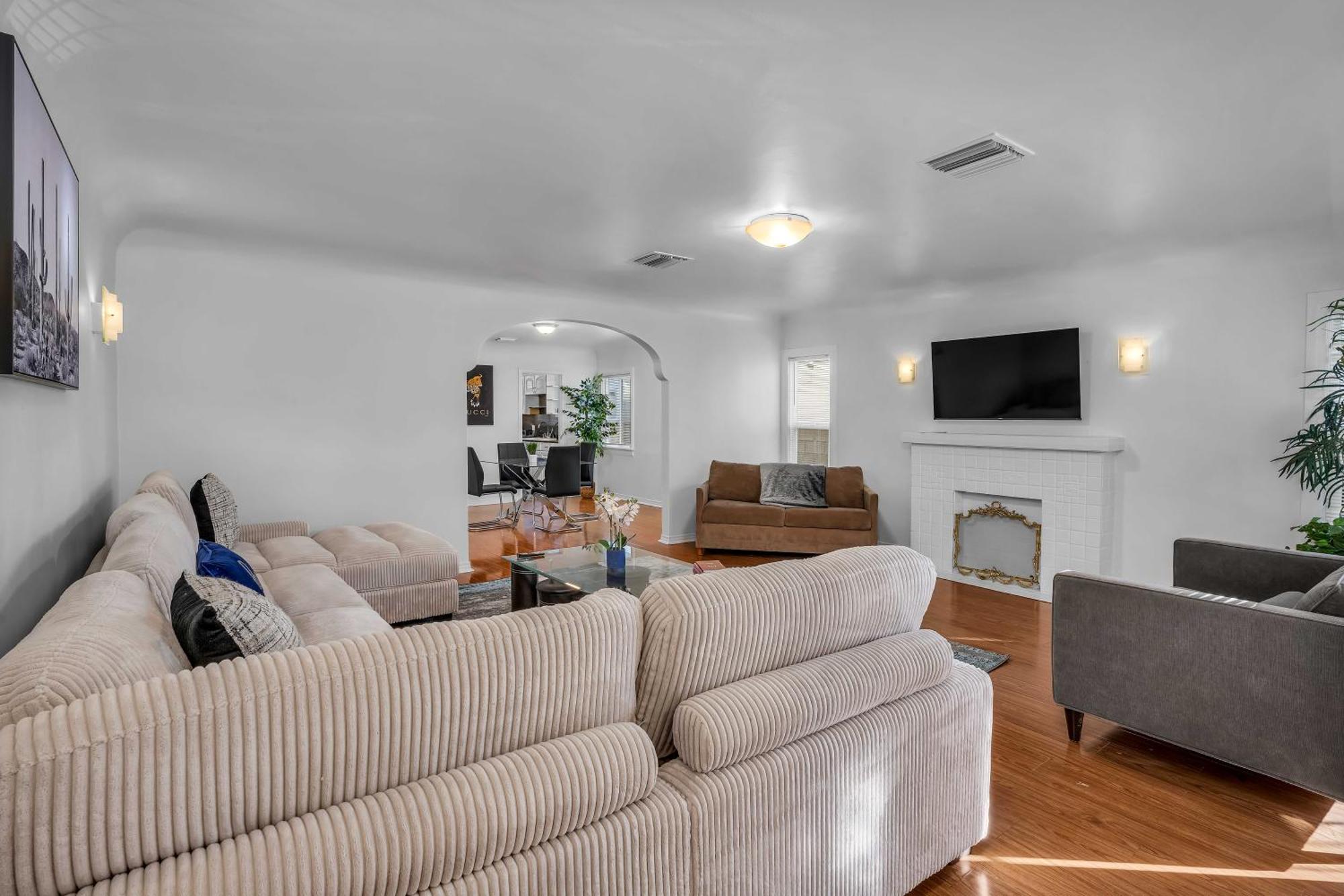 Spacious 2 Levels 2-bedroom 2-bath In The Neighborhood Los Angeles