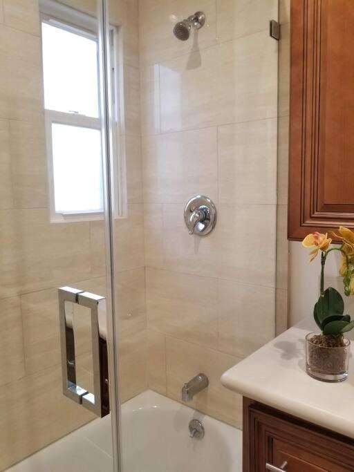 Casa de férias Luxury And Spacious 5 Bedroom Private House By Melrose Wifi Tv Backyard Free Parking Close To The Grove Hollywood Walk Of Fame *