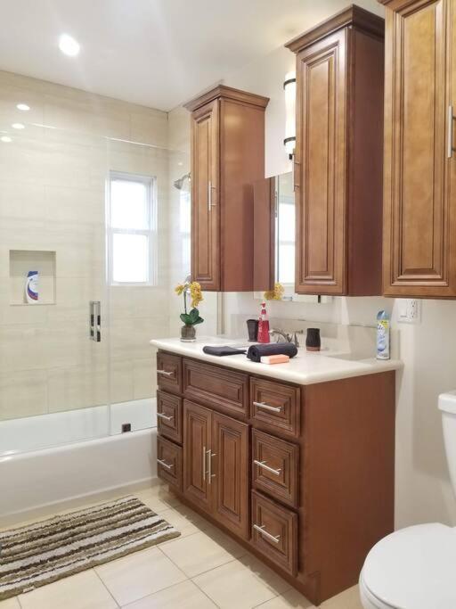 Luxury And Spacious 5 Bedroom Private House By Melrose Wifi Tv Backyard Free Parking Close To The Grove Hollywood Walk Of Fame Los Angeles