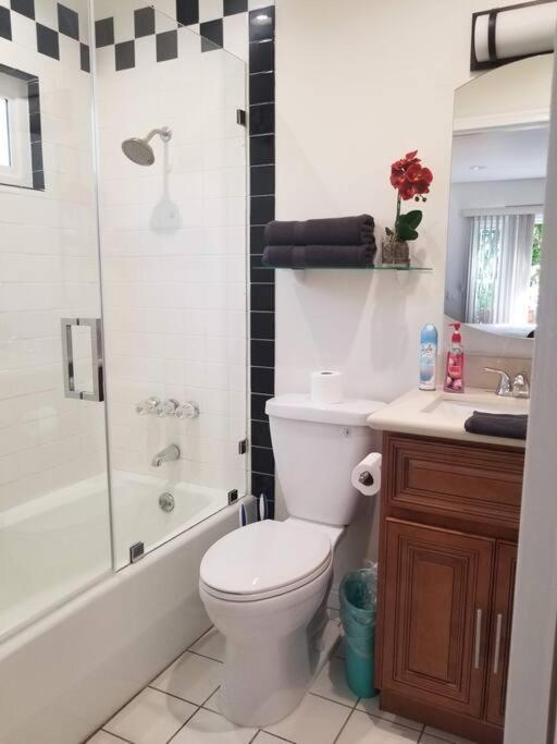 Luxury And Spacious 5 Bedroom Private House By Melrose Wifi Tv Backyard Free Parking Close To The Grove Hollywood Walk Of Fame Los Angeles