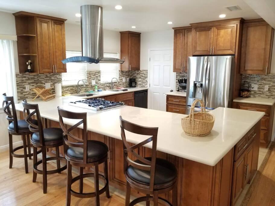 Casa de férias Luxury And Spacious 5 Bedroom Private House By Melrose Wifi Tv Backyard Free Parking Close To The Grove Hollywood Walk Of Fame *