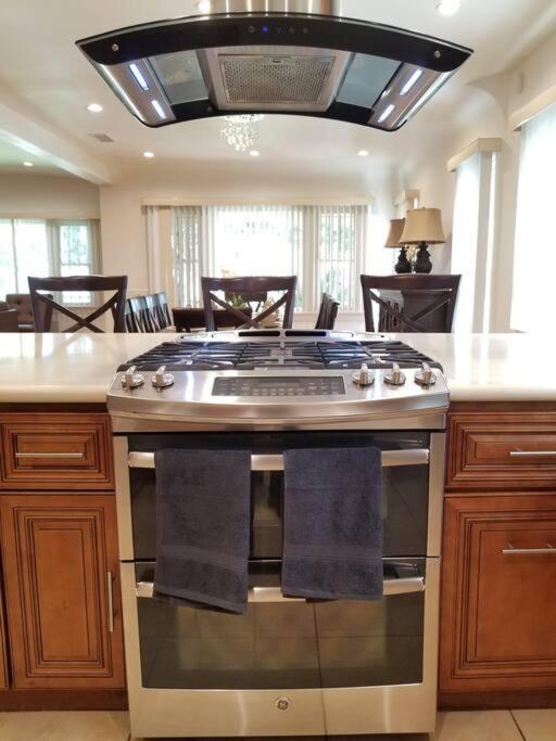 Luxury And Spacious 5 Bedroom Private House By Melrose Wifi Tv Backyard Free Parking Close To The Grove Hollywood Walk Of Fame *