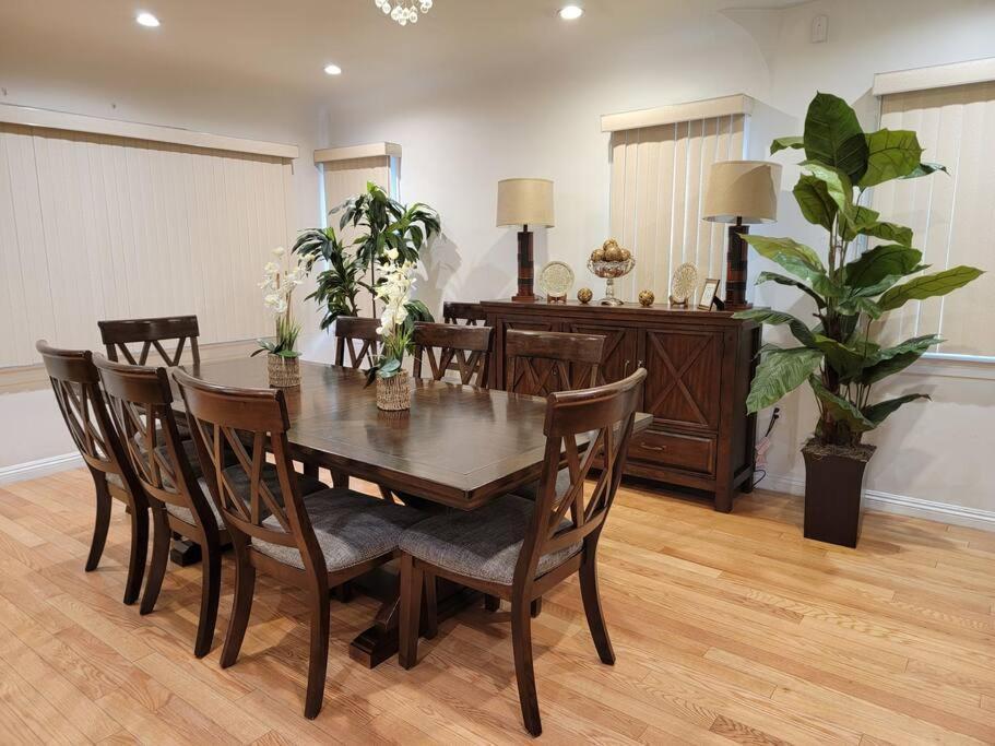 Luxury And Spacious 5 Bedroom Private House By Melrose Wifi Tv Backyard Free Parking Close To The Grove Hollywood Walk Of Fame Los Angeles