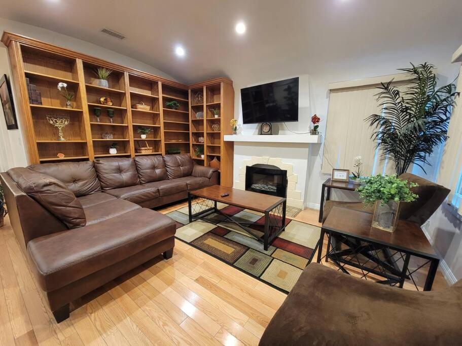 Luxury And Spacious 5 Bedroom Private House By Melrose Wifi Tv Backyard Free Parking Close To The Grove Hollywood Walk Of Fame Casa de férias