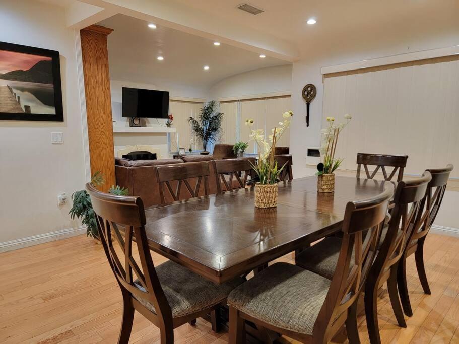 Luxury And Spacious 5 Bedroom Private House By Melrose Wifi Tv Backyard Free Parking Close To The Grove Hollywood Walk Of Fame Casa de férias Los Angeles