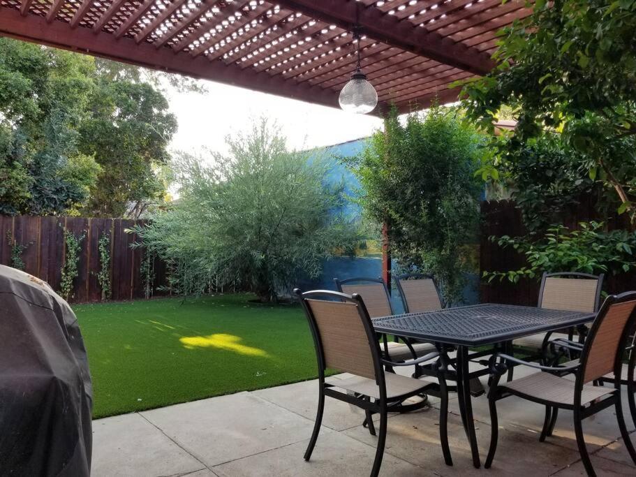 Luxury And Spacious 5 Bedroom Private House By Melrose Wifi Tv Backyard Free Parking Close To The Grove Hollywood Walk Of Fame Casa de férias Los Angeles