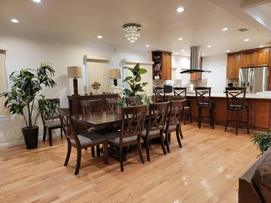 Casa de férias Luxury And Spacious 5 Bedroom Private House By Melrose Wifi Tv Backyard Free Parking Close To The Grove Hollywood Walk Of Fame