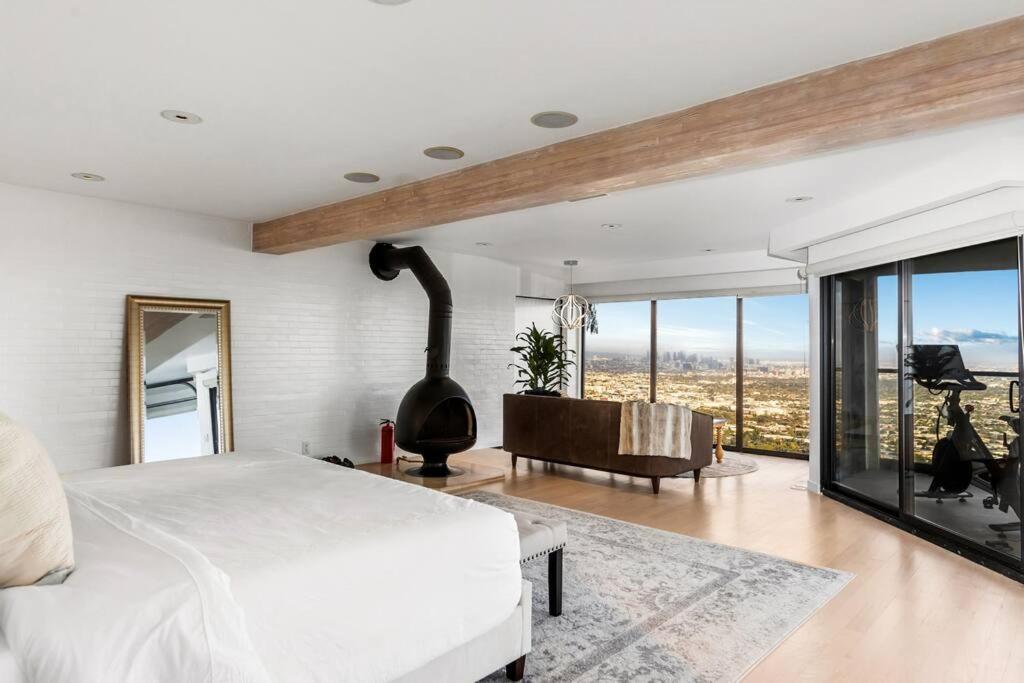Modern 3 Bd Sunset Strip Jetliner View