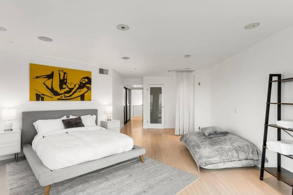 Modern 3 Bd Sunset Strip Jetliner View