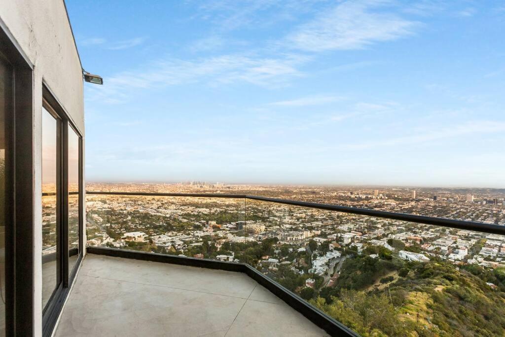 Modern 3 Bd Sunset Strip Jetliner View Villa