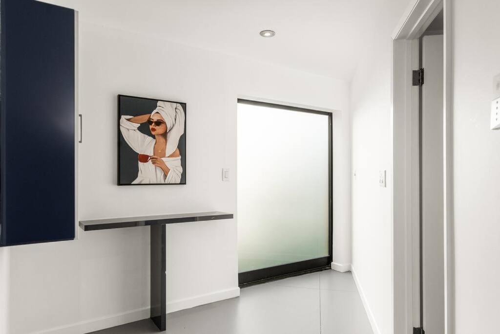 Villa Modern 3 Bd Sunset Strip Jetliner View