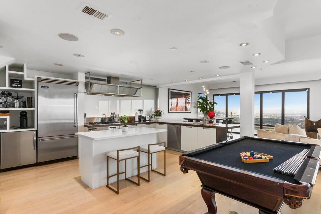 Modern 3 Bd Sunset Strip Jetliner View Los Angeles