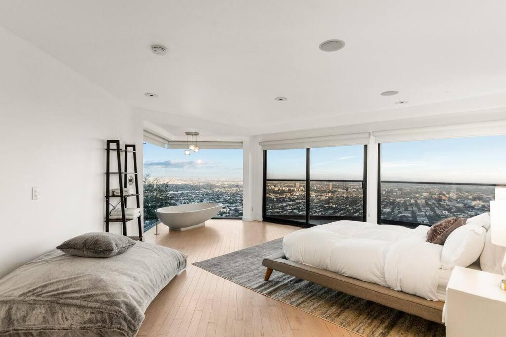 Modern 3 Bd Sunset Strip Jetliner View