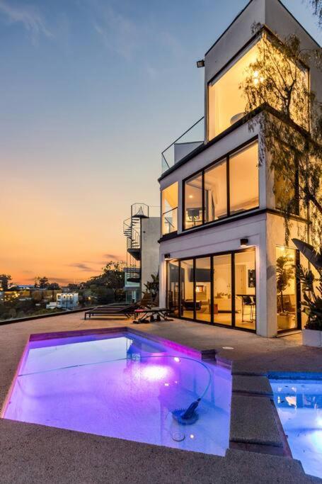 Villa Modern 3 Bd Sunset Strip Jetliner View *
