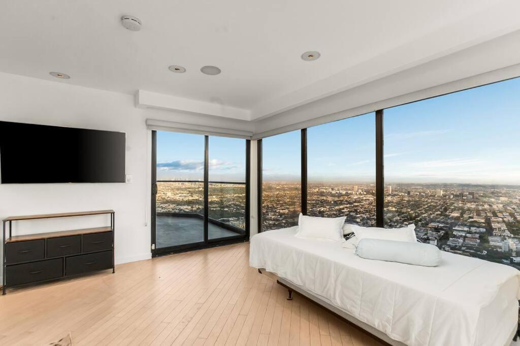 Modern 3 Bd Sunset Strip Jetliner View Villa