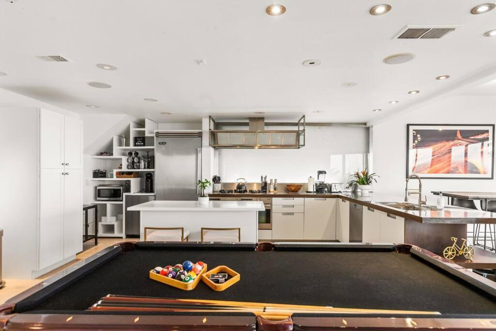 Villa Modern 3 Bd Sunset Strip Jetliner View