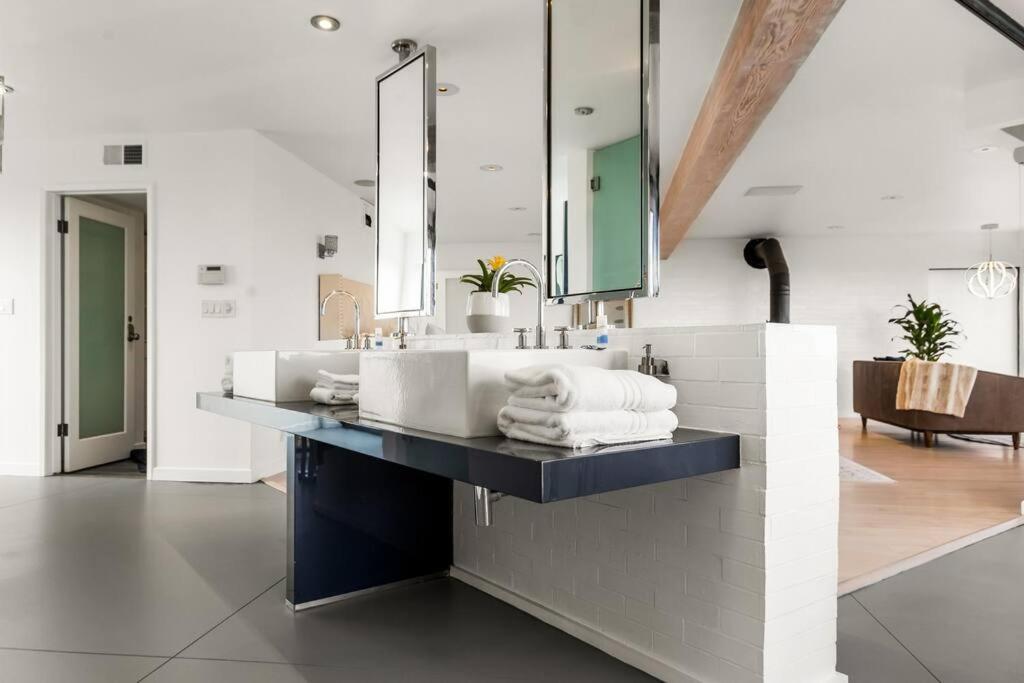 Modern 3 Bd Sunset Strip Jetliner View * Los Angeles