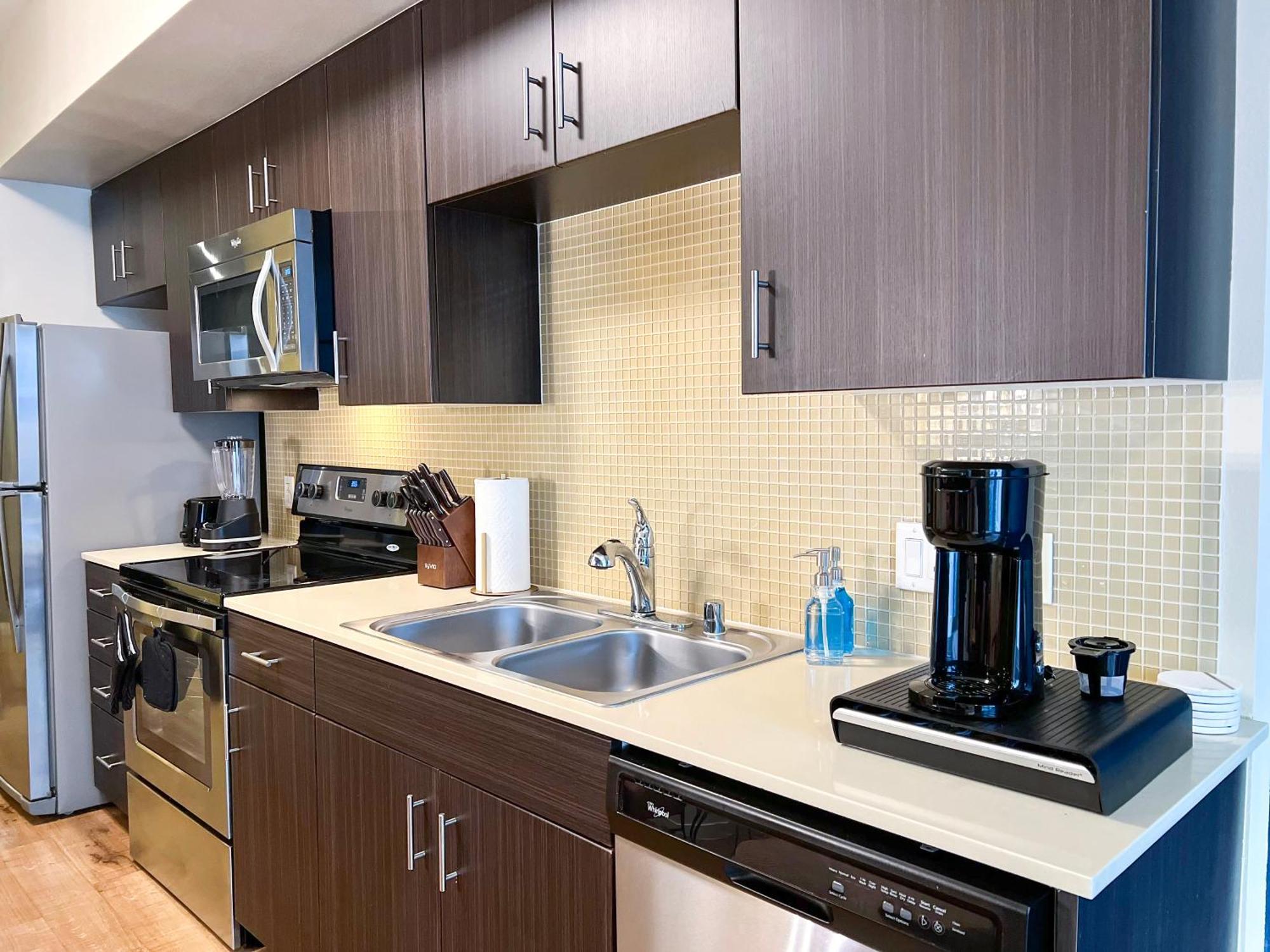 Modern Mid-century In La - Free Parking - Pool Apartment *