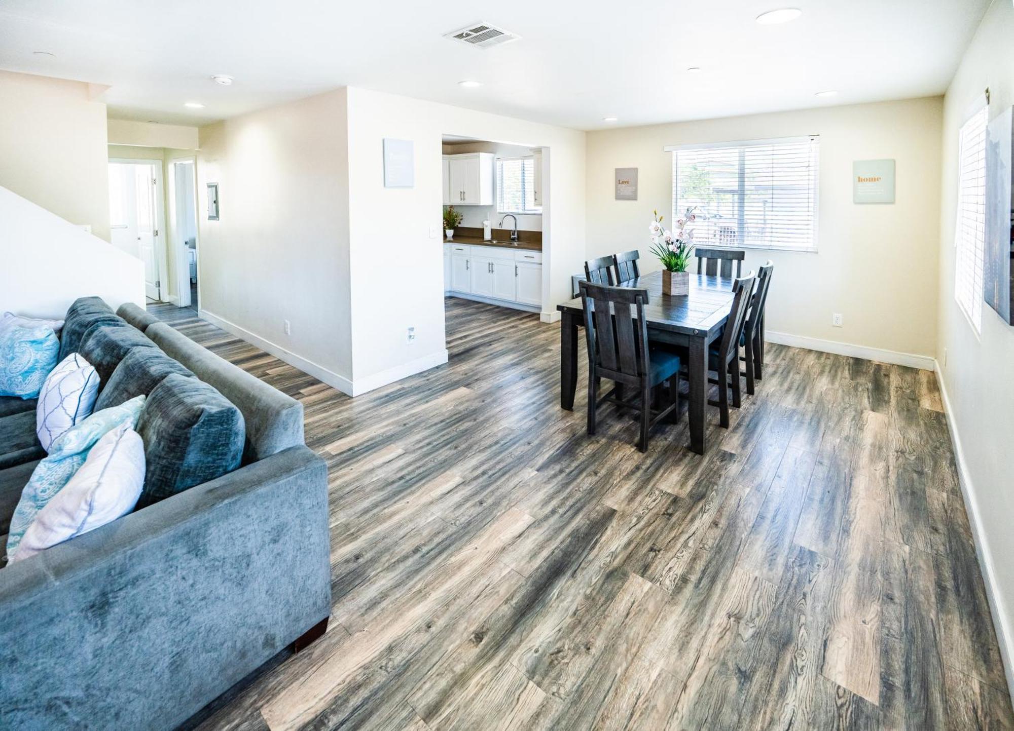 Spacious 5 Bedroom 3 Bath For Large Groups By Dt La Los Angeles