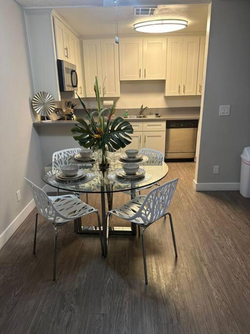 Two Bedroom Hollywood *