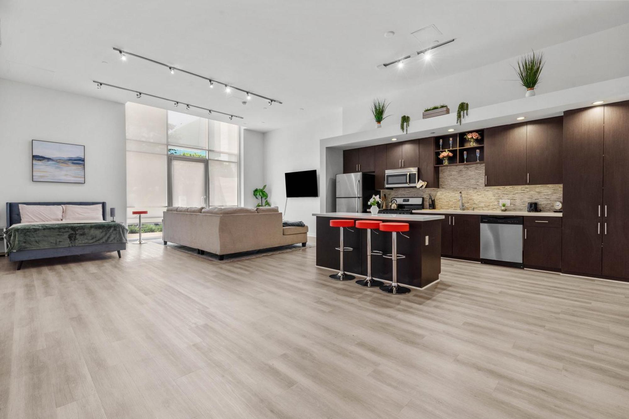Large Dtla Townhome On-site Free Parking, A Rooftop Gym, & A Pool Apartment *