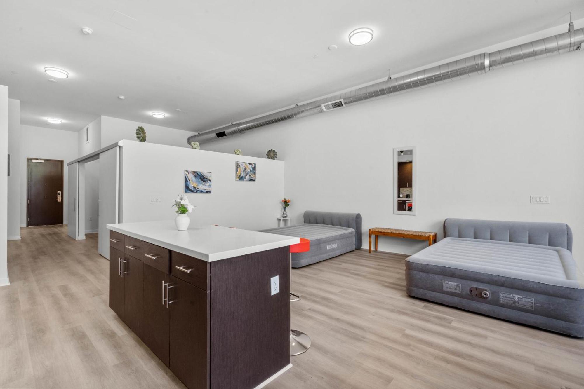 Large Dtla Townhome On-site Free Parking, A Rooftop Gym, & A Pool