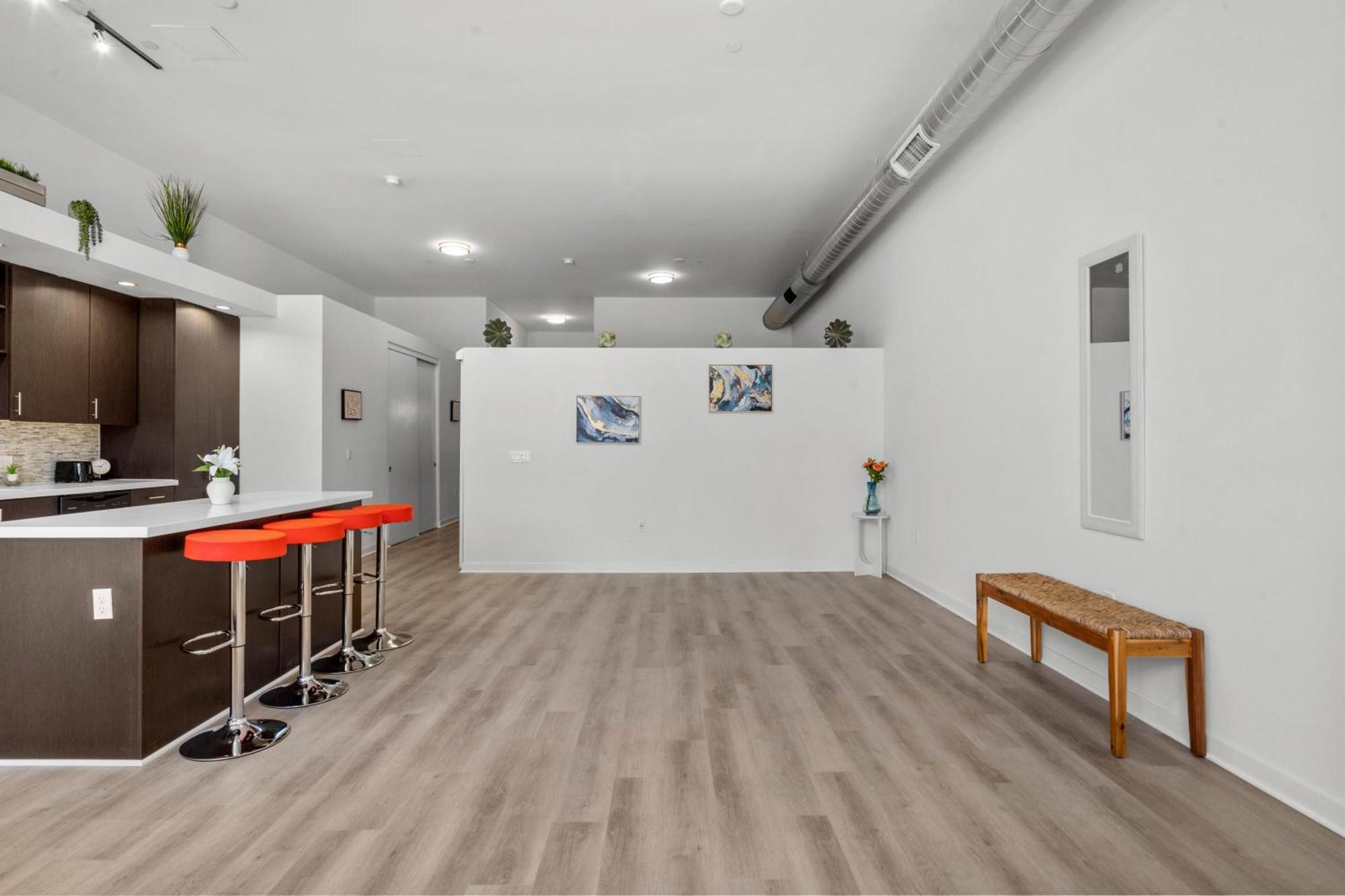 Large Dtla Townhome On-site Free Parking, A Rooftop Gym, & A Pool