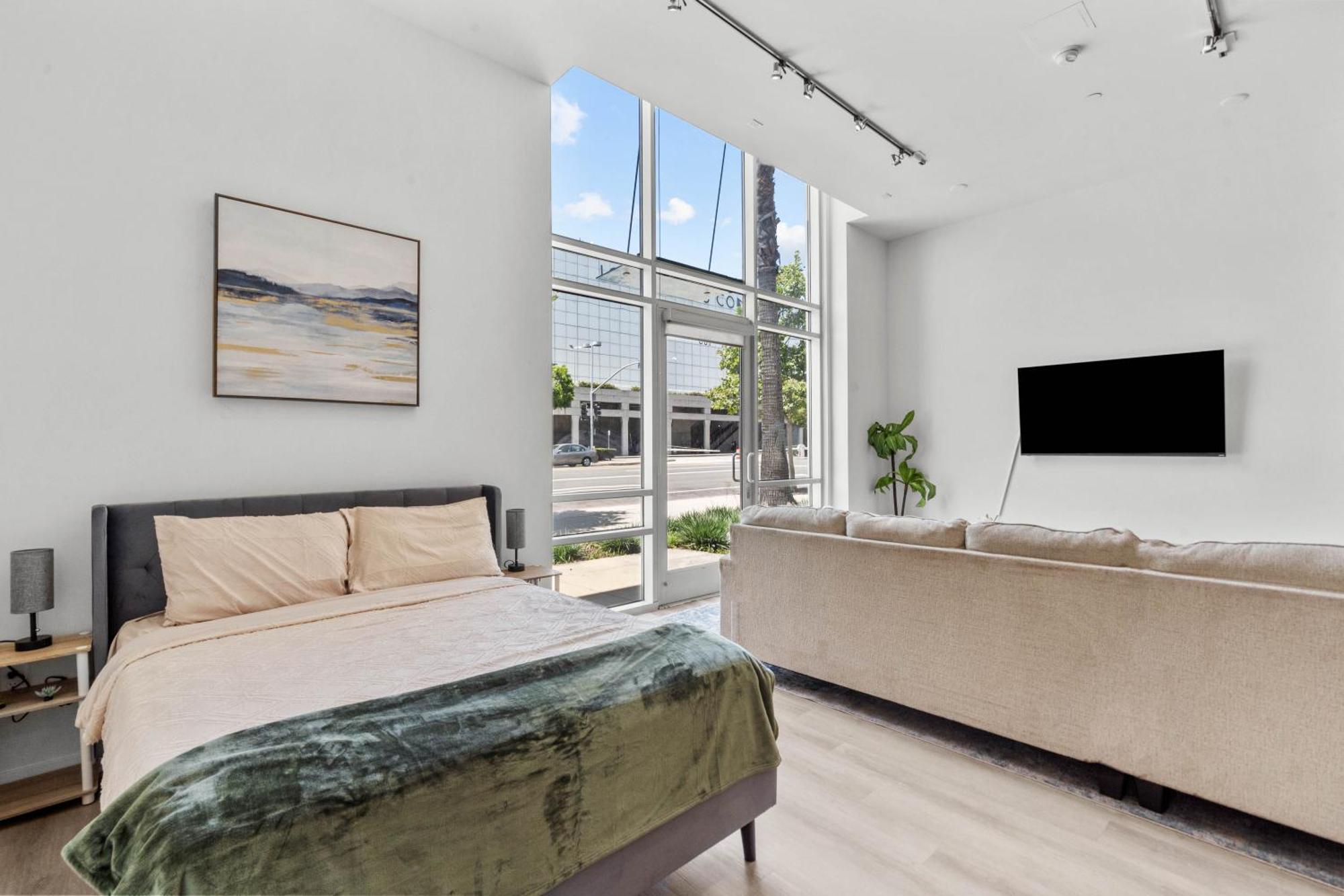 Large Dtla Townhome On-site Free Parking, A Rooftop Gym, & A Pool Apartment *