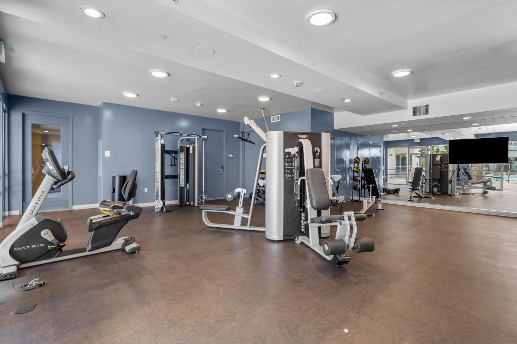 Large Dtla Townhome On-site Free Parking, A Rooftop Gym, & A Pool