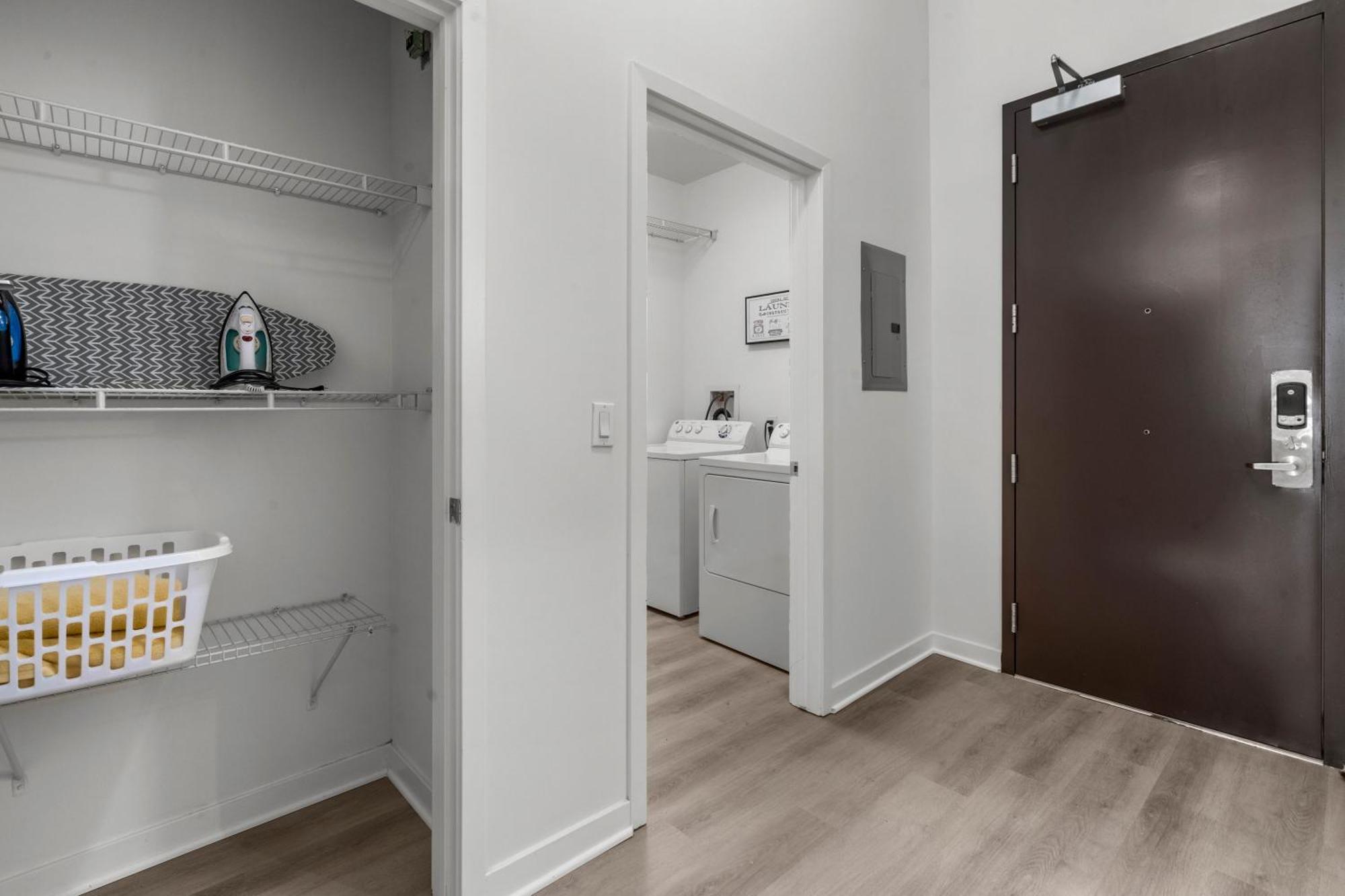 Large Dtla Townhome On-site Free Parking, A Rooftop Gym, & A Pool Apartment *