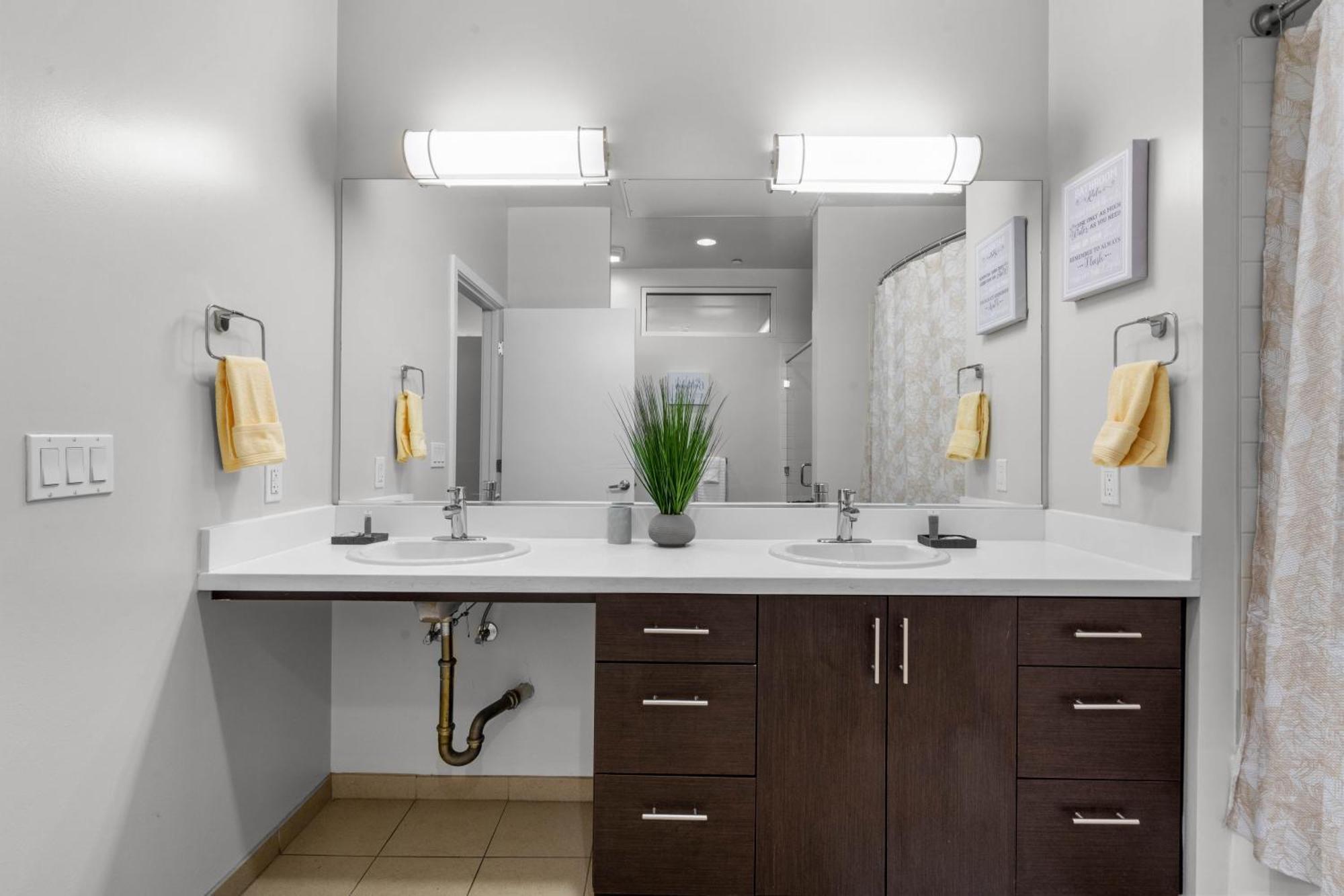 Apartment Large Dtla Townhome On-site Free Parking, A Rooftop Gym, & A Pool Los Angeles