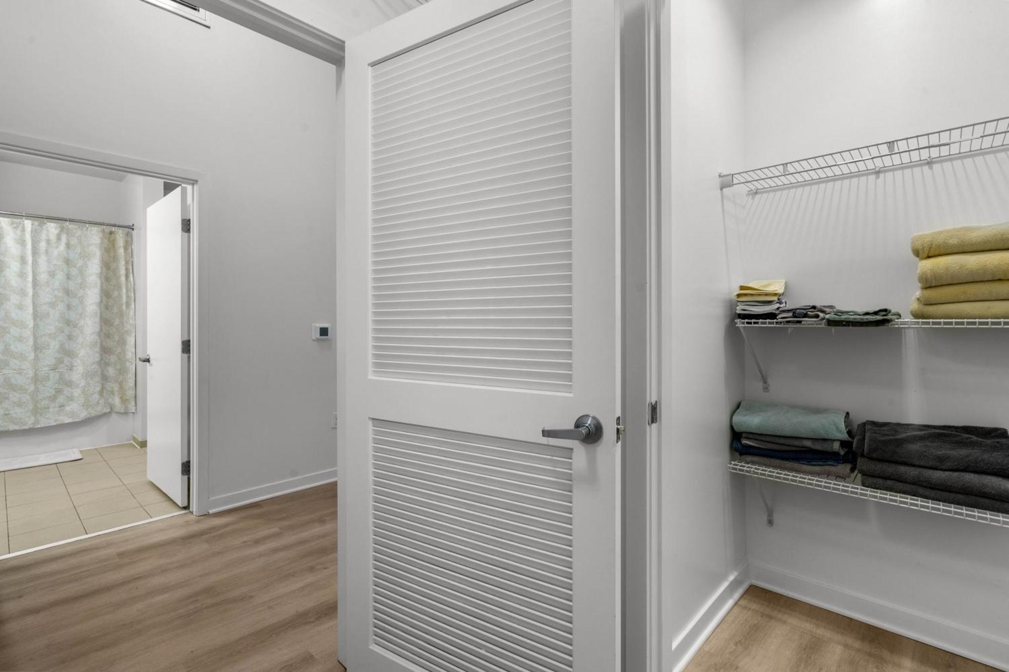 Large Dtla Townhome On-site Free Parking, A Rooftop Gym, & A Pool *