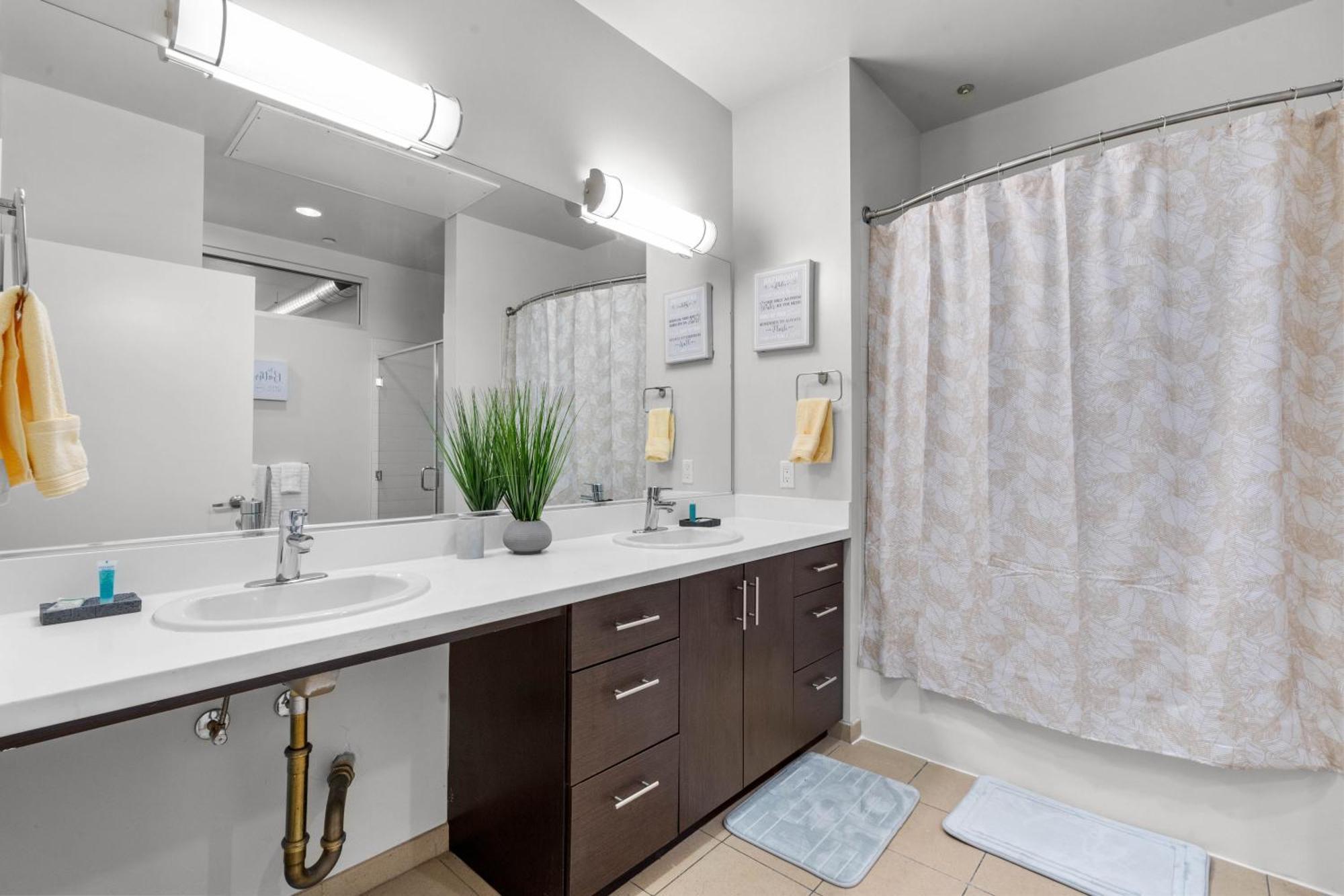 Large Dtla Townhome On-site Free Parking, A Rooftop Gym, & A Pool Los Angeles