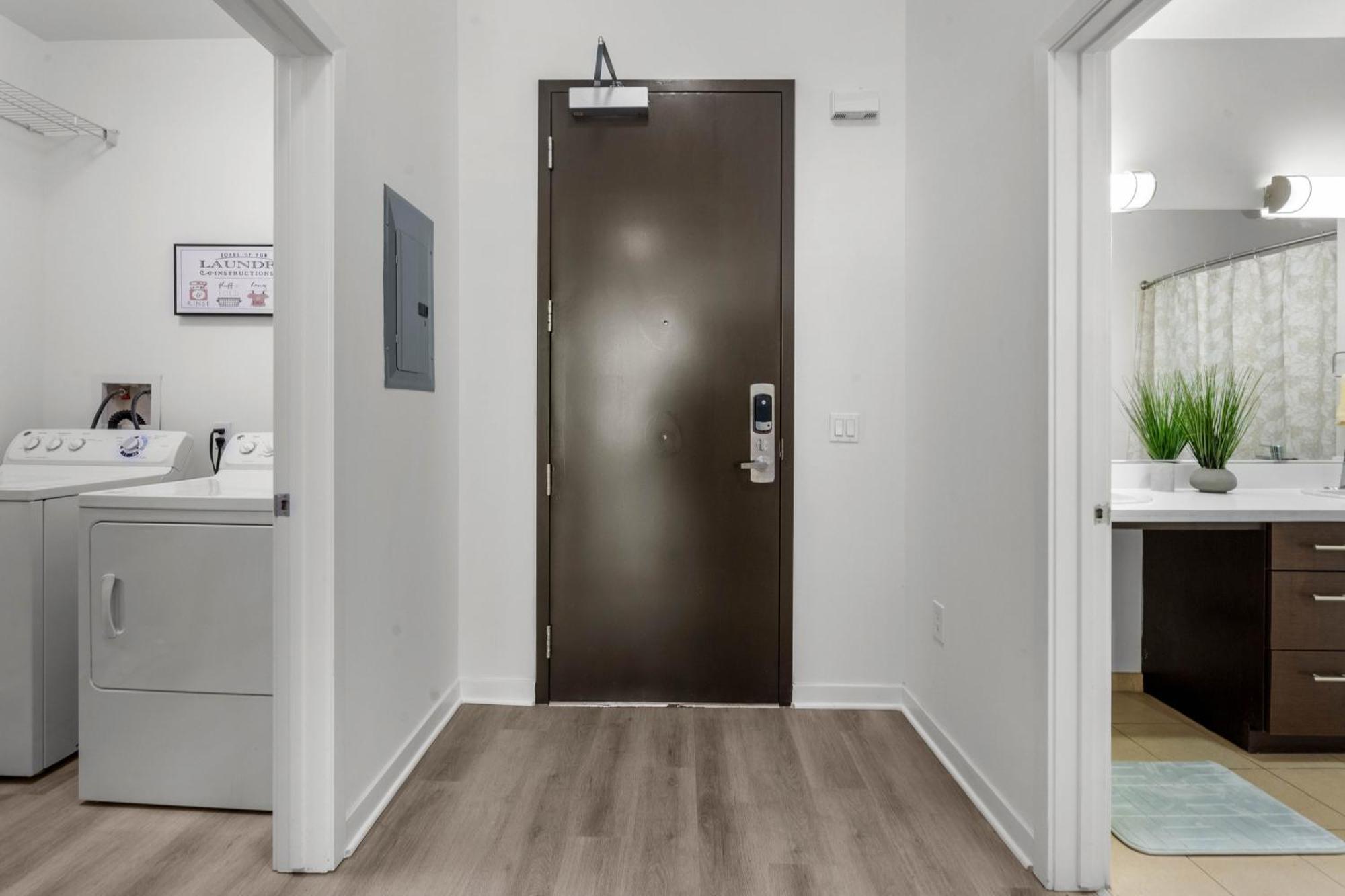 Large Dtla Townhome On-site Free Parking, A Rooftop Gym, & A Pool Apartment *