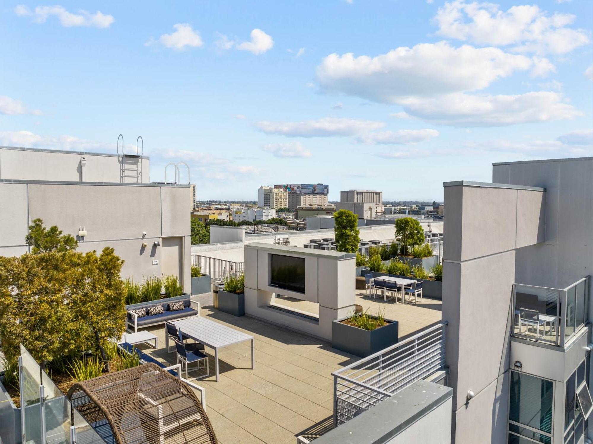 Large Dtla Townhome On-site Free Parking, A Rooftop Gym, & A Pool Apartment *