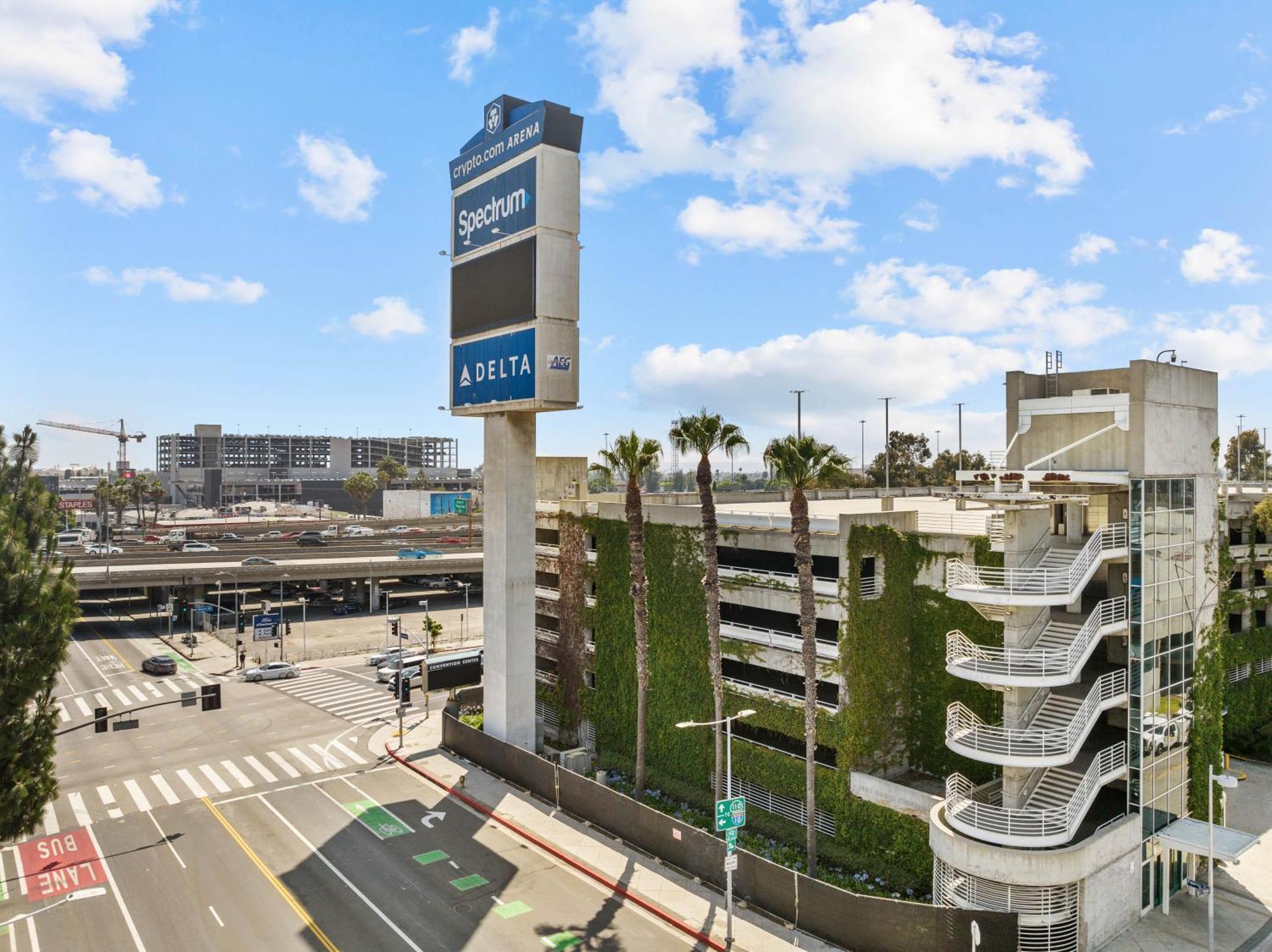 Large Dtla Townhome On-site Free Parking, A Rooftop Gym, & A Pool Apartment *