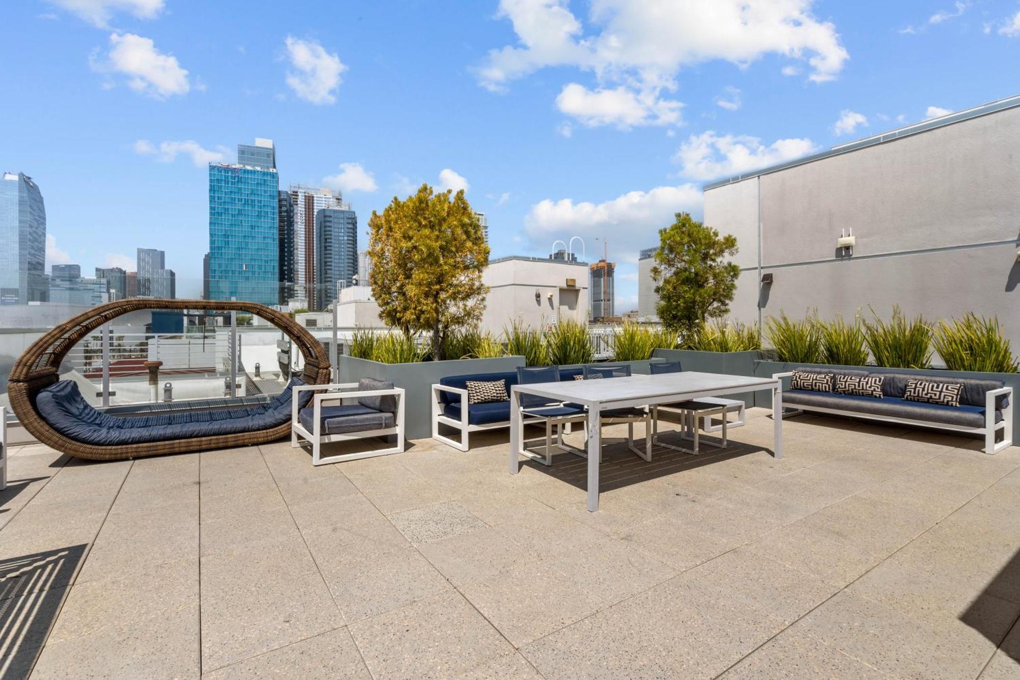 Large Dtla Townhome On-site Free Parking, A Rooftop Gym, & A Pool Apartment Los Angeles