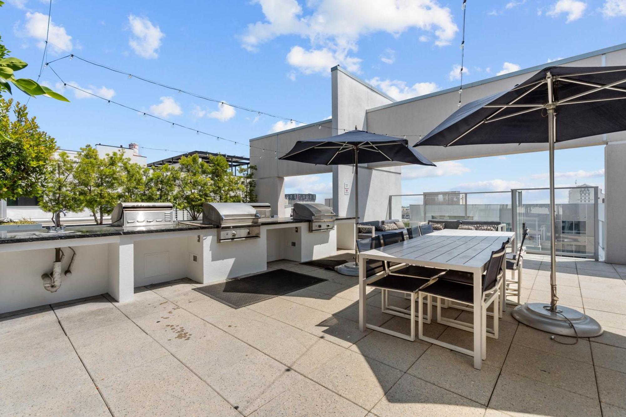 Large Dtla Townhome On-site Free Parking, A Rooftop Gym, & A Pool Apartment *