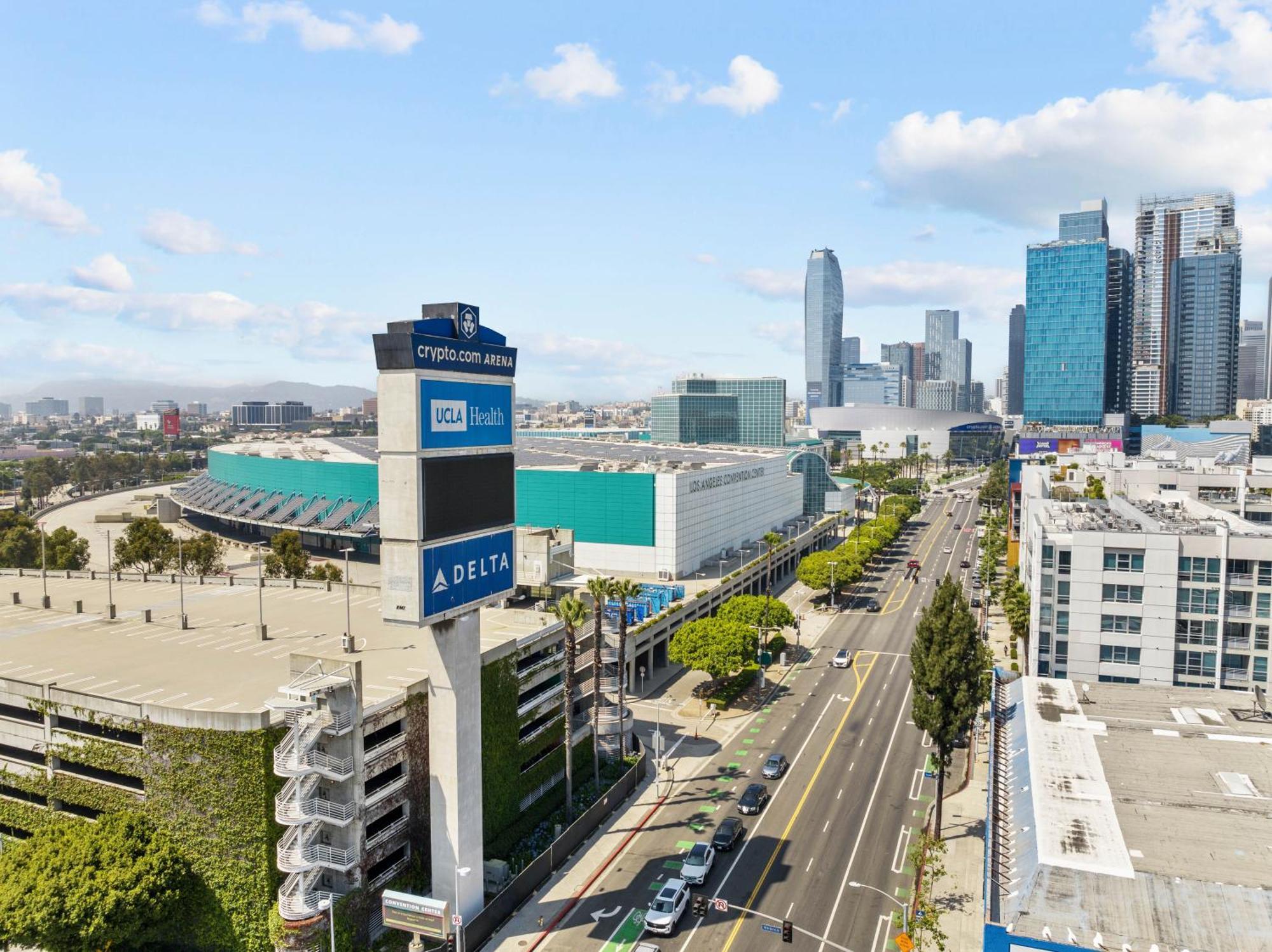 Large Dtla Townhome On-site Free Parking, A Rooftop Gym, & A Pool Apartment Los Angeles