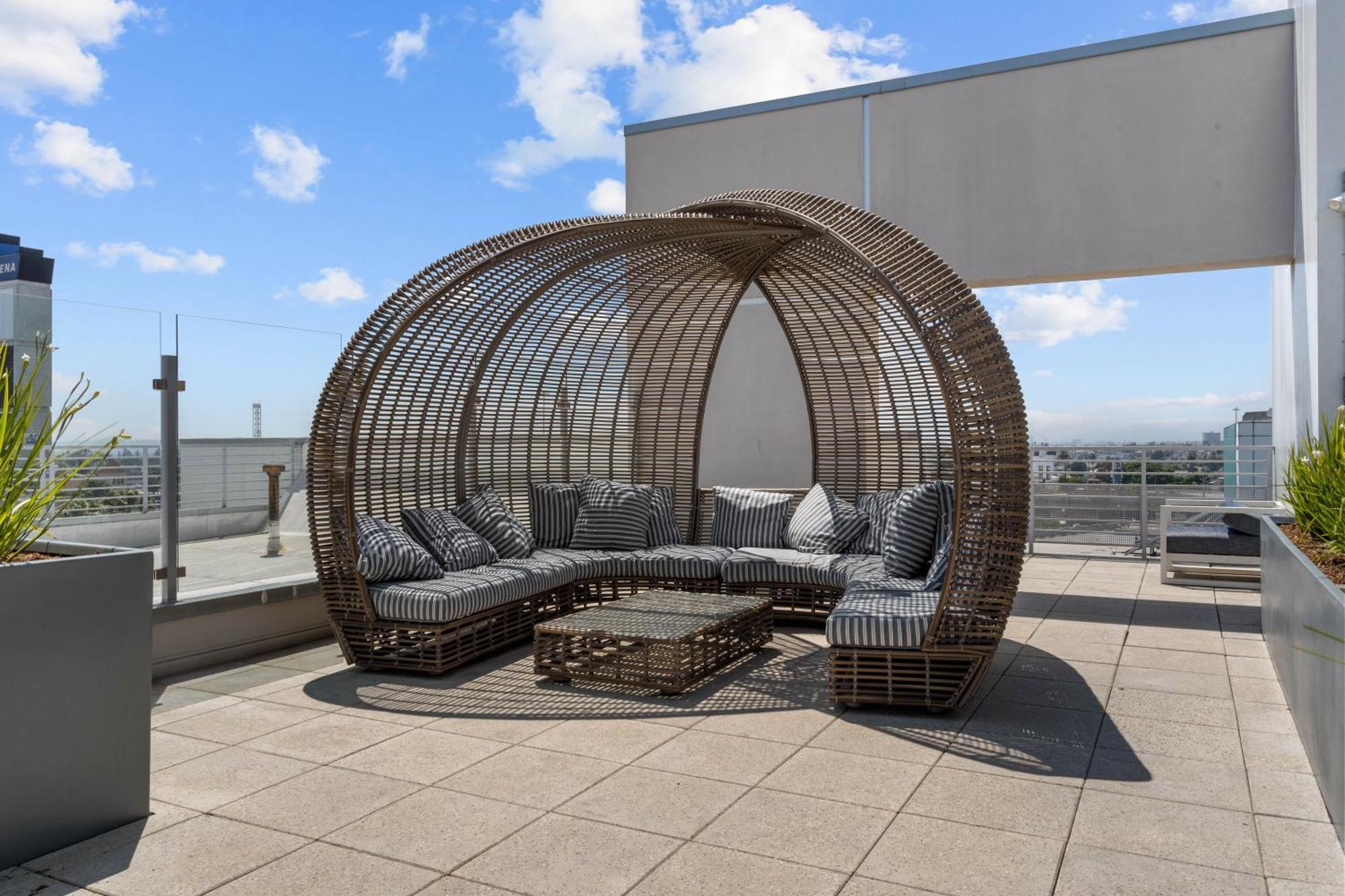 Large Dtla Townhome On-site Free Parking, A Rooftop Gym, & A Pool