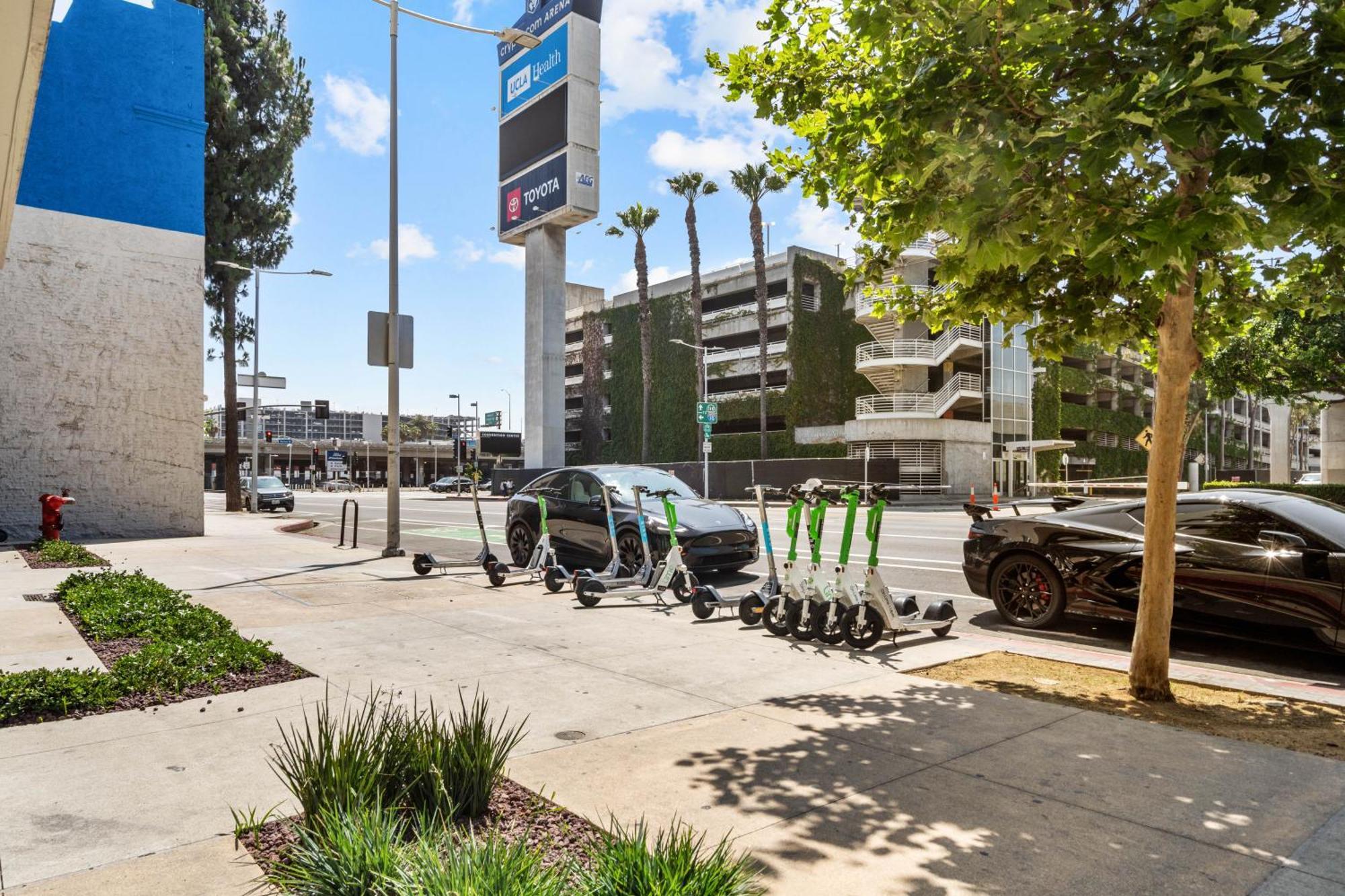 Large Dtla Townhome On-site Free Parking, A Rooftop Gym, & A Pool