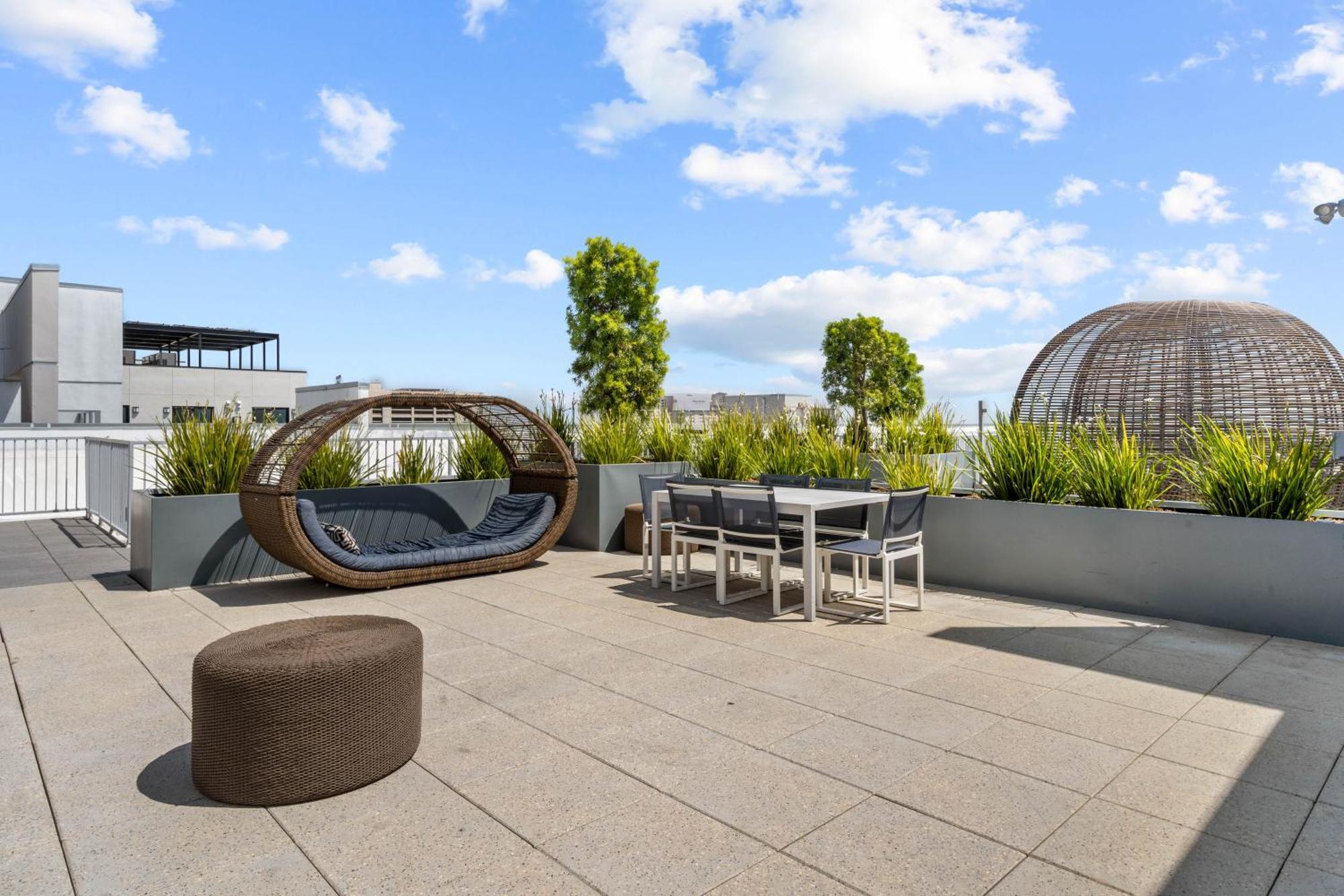 Large Dtla Townhome On-site Free Parking, A Rooftop Gym, & A Pool Apartment Los Angeles