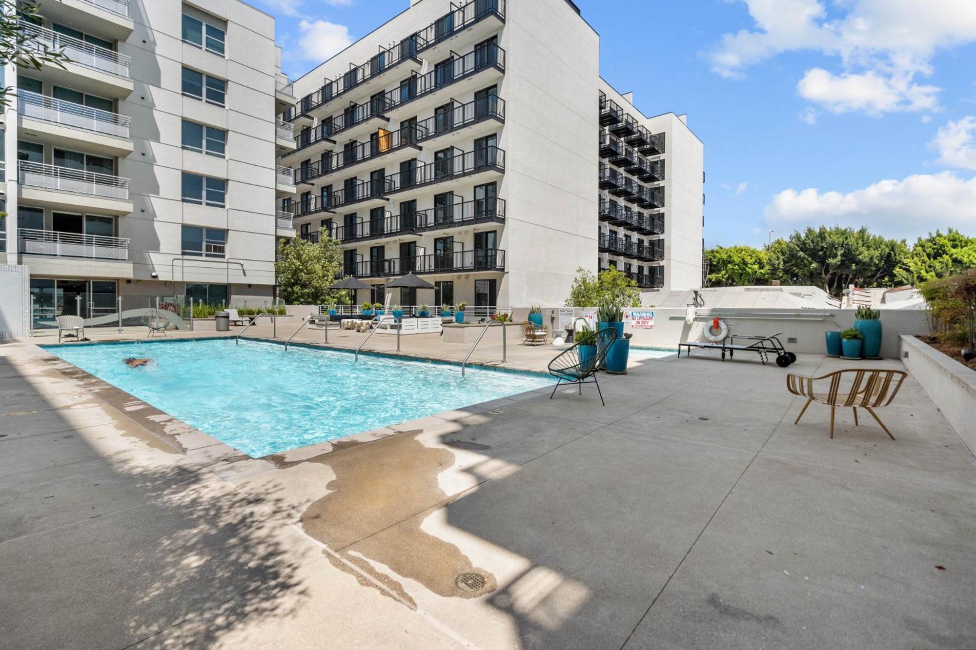Large Dtla Townhome On-site Free Parking, A Rooftop Gym, & A Pool Apartment *
