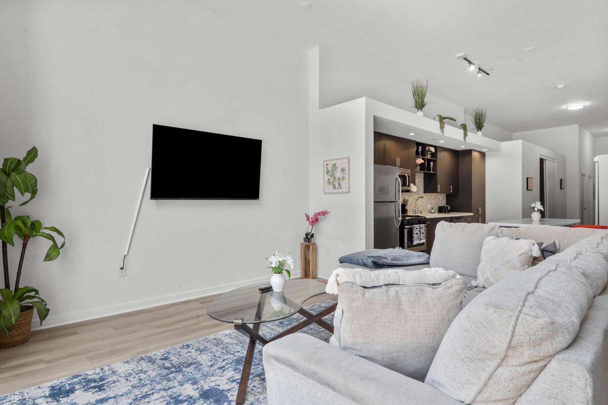 Large Dtla Townhome On-site Free Parking, A Rooftop Gym, & A Pool *